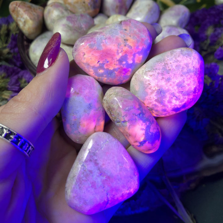 Tumbled Fluorescent Hackmanite